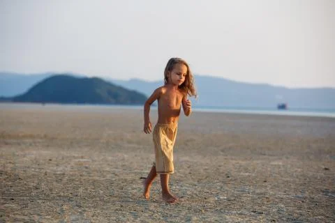 Little boy on the beach Fotos de archivo