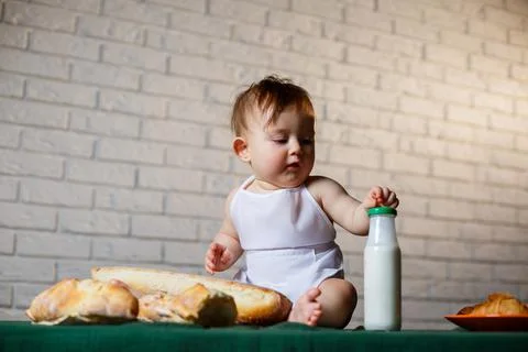 Little boy in a cap and with bread. Little child dressed as a cook in the kit Foto stock