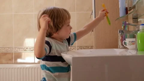 Little boy Cleaning his teeth 스톡 동영상 88322794