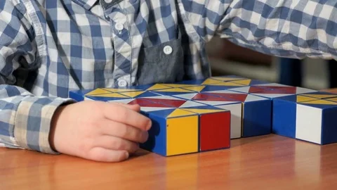 Little boy collecting pattern using colored cubes Видео 83059093