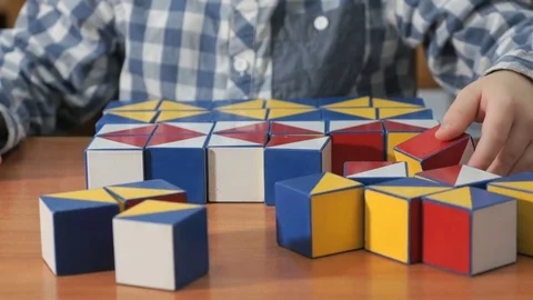 Little boy collecting pattern using colored cubes Vídeo Stock 84240814