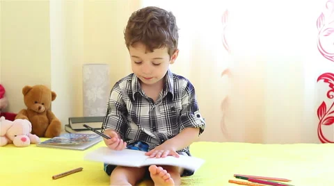 Little boy coloring Stock Footage 40400957