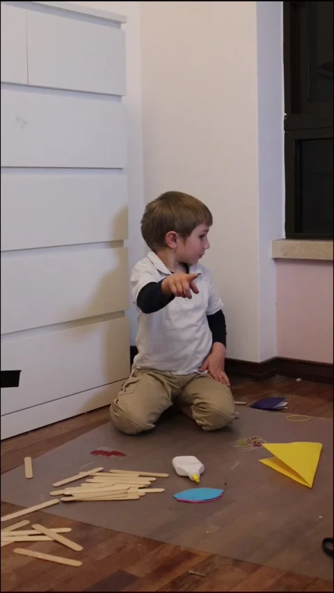 Little boy creating arts and crafts project at home 스톡 동영상 327407807