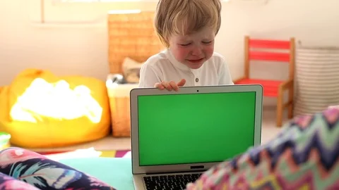 Little boy crying and closing laptop notebook with green screen 스톡 동영상 109130654