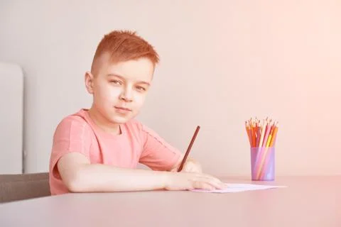 Little boy drawing. Closed Locking Exercise. Homemade routine. School lessons Foto stock
