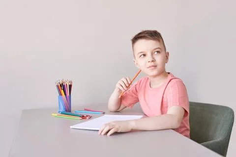 Little boy drawing. Closed Locking Exercise. Homemade routine. School lessons Foto stock