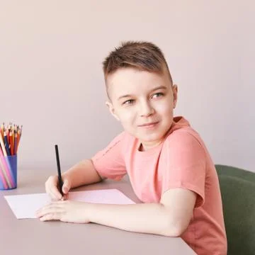 Little boy drawing. Closed Locking Exercise. Homemade routine. School lessons Foto stock