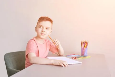 Little boy drawing. Closed Locking Exercise. Homemade routine. School lessons Foto stock