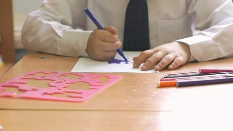 Little boy draws the image using the markers Видео 71779904