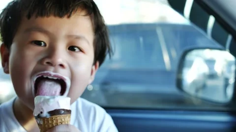 A little boy eats an ice cream in car 스톡 동영상 59788672