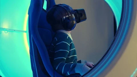 Little boy experiencing virtual reality attraction 스톡 동영상 76628365