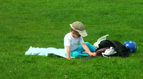 Little boy on the grass Video stock 29661640