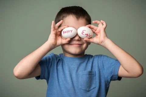 A little boy holding a Easter eggs Foto stock