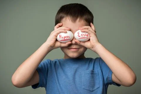 A little boy holding a Easter eggs Stock-Fotos