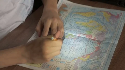 Little boy learning geography - looking at maps and the globe Video stock 69787839