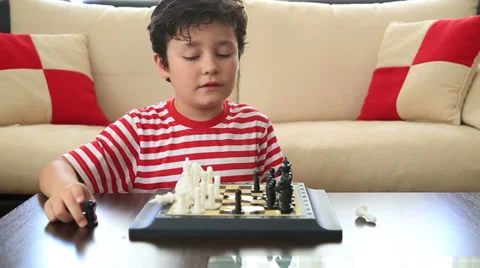 Little boy learning how to play chess 3 스톡 동영상 39032558