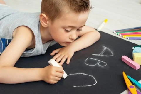 Little boy learning to write letters. Home education Foto stock