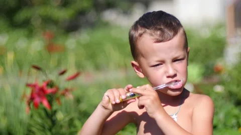 Little boy learns to brush his teeth correctly Stockbeeldmateriaal 157948973
