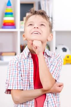 Little boy looking up Stock-Fotos