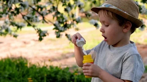 Little boy is making bubbles in the sunshine Vídeos de archivo 89861092