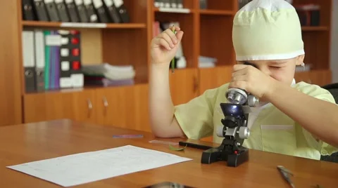 A little boy with a microscope in a research lab Vidéo 60750171