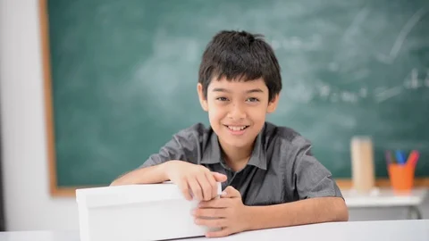 Little boy open empty box in the classroom Stockbeeldmateriaal 105273125