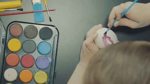 Little boy painting easter eggs 스톡 동영상 126334741