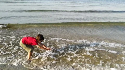 Little boy playing on the beach Video stock 112753920