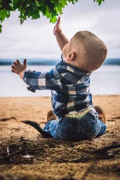 Little Boy Playing on the Beach Stock-Fotos