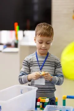 Little boy playing with blocks in the school of digital technology. Fotos de archivo