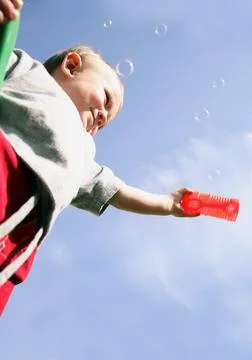 Little Boy Playing With Bubbles Stock-Fotos