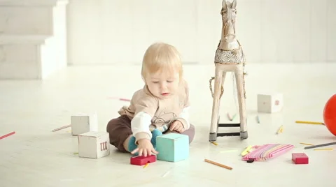 Little boy playing on the floor in a bright room - dolly shot Stock Footage 43622367