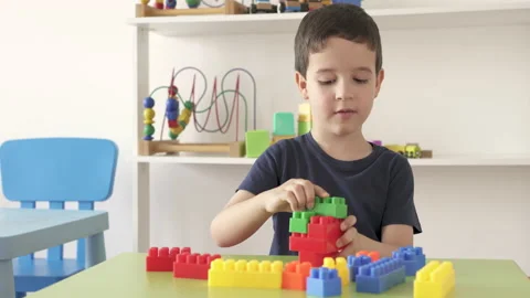 Little boy playing Vidéo 218148389