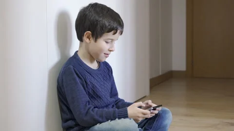 Little boy playing Vidéo 264322253