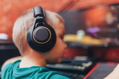 Little boy playing games on computer Stock-Fotos
