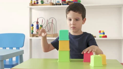 Little boy playing with plastic blocks Vidéo 212607136