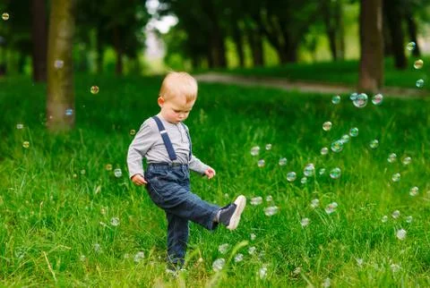Little boy playing with soap bubbles in the park. Foto stock