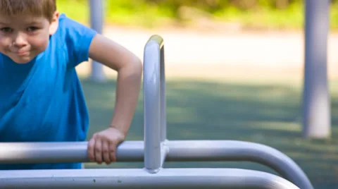 Little boy playing sports Vidéo 37726774