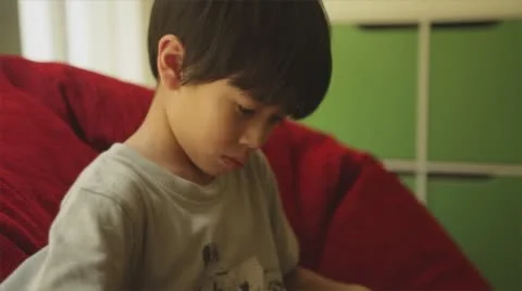 Little Boy playing with tablet Vidéo 67947476