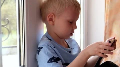 Little boy Playing with Tablet Vidéo 89466558