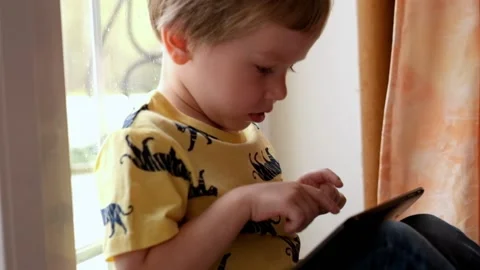 Little boy Playing with Tablet Vídeo Stock 89467906