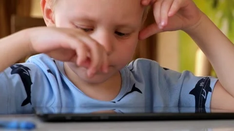Little boy Playing with Tablet 動画素材 89516361