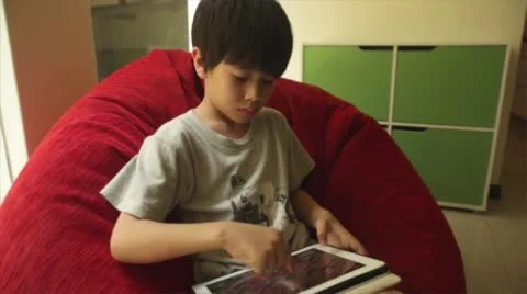 Little boy playing with Tablet (frontal) Vidéo 67955269