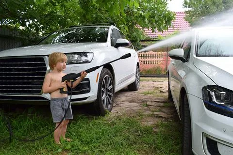 Little boy playing washes the car. Foto stock