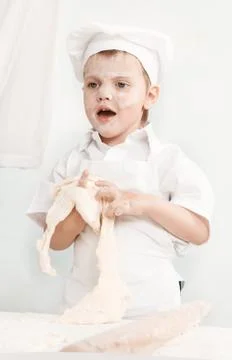 Little boy preparing dough Foto stock