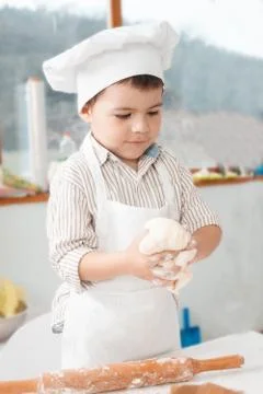 Little boy preparing dough Foto stock