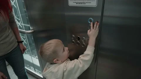 Little boy presses the elevator button Vidéo 170829687