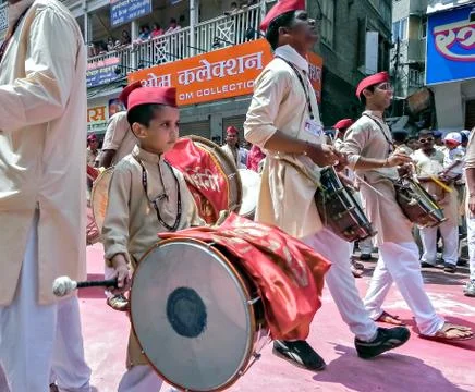 Little boy with red cap , with elder boys, beating huge traditional dhol. Foto stock