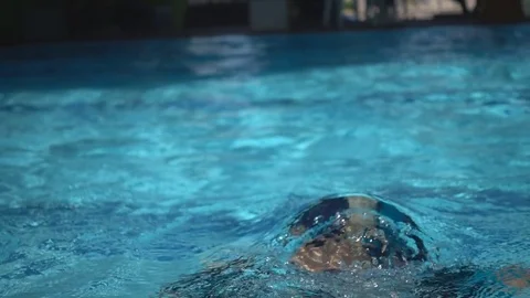 Little boy relaxing training lesson in swimming pool summer time Stockbeeldmateriaal 74617688