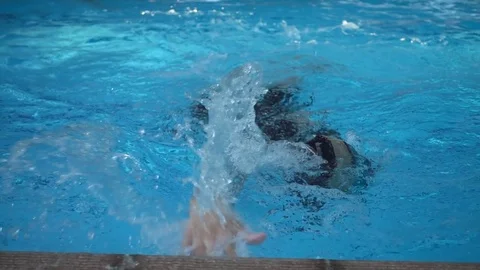 Little boy relaxing training lesson in swimming pool summer time Stockbeeldmateriaal 74617985